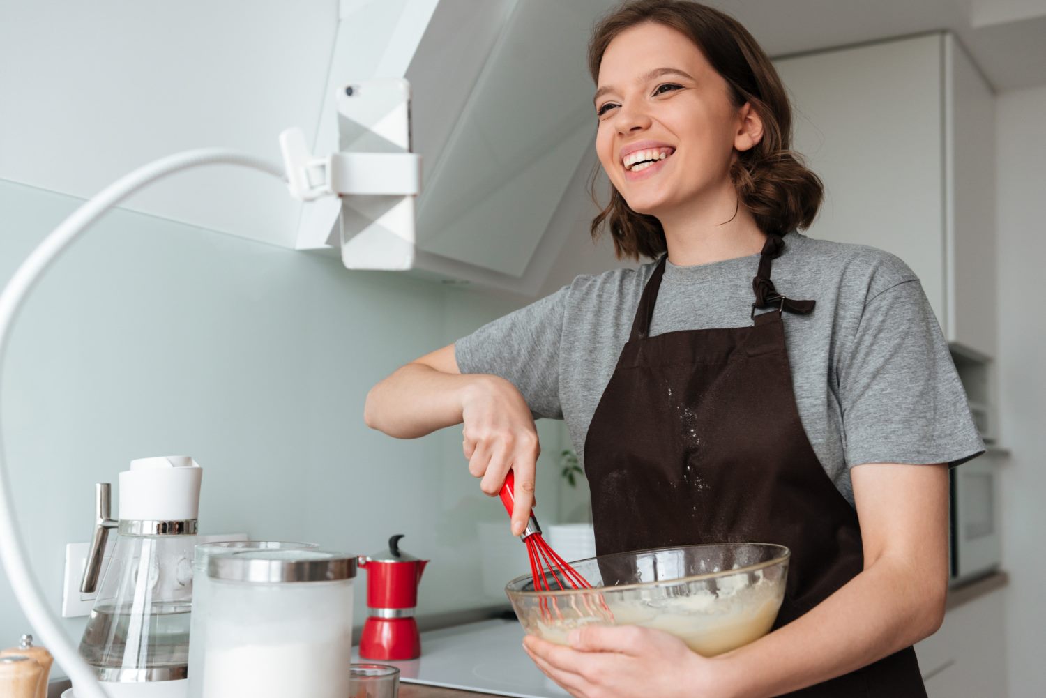 Une cuisinière en action dans sa cuisine